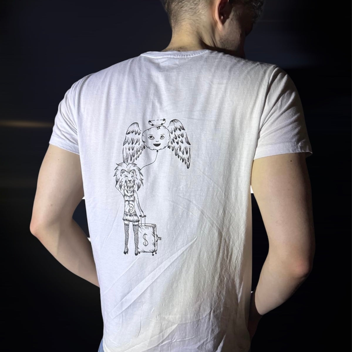 Push-Us t-shirt met betekenisvol design voor unisex dagelijks gebruik, stedelijke achtergrond.