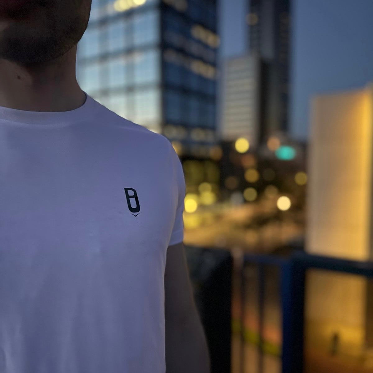 Push-Us t-shirt met betekenisvol design voor unisex dagelijks gebruik, stedelijke achtergrond.